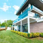 Royal Blue - Luxury Villa